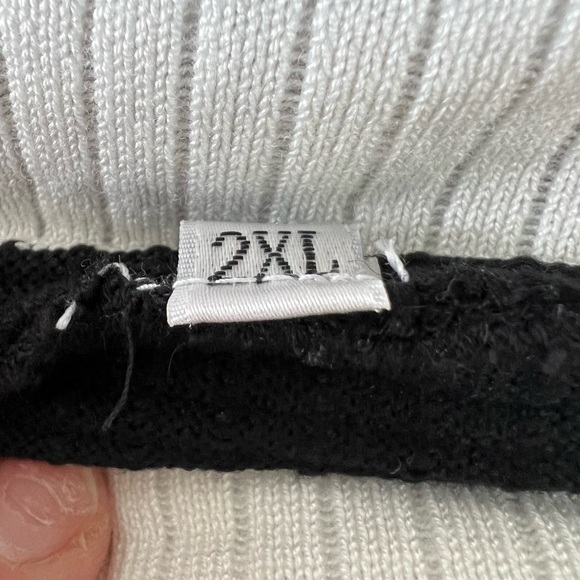 Gorgeous black and white long sweater - Picture 3 of 6